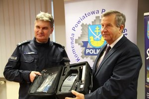 Nowoczesny narkotester trafił do staszowskich policjantów