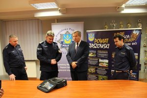 Nowoczesny narkotester trafił do staszowskich policjantów