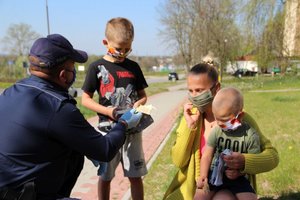 Staszowscy policjanci podzielili się otrzymanymi maseczkami