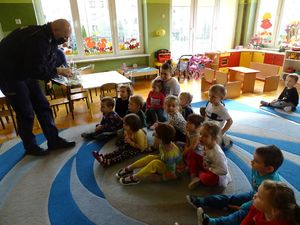 Niezapomniany dzień przedszkolaków z połanieckimi policjantami