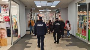 Staszowscy policjanci kontrolują przestrzeganie przepisów sanitarnych