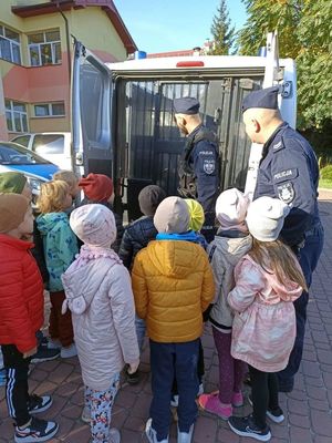 Dzielnicowy czytał przedszkolakom