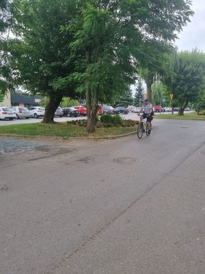 Policyjny patrol rowerowy na ulicach Połańca