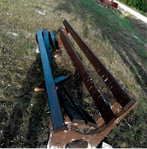Uszkodzone ławki