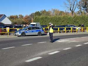 Policjanci pełniący służbę w rejonie cmentarzy