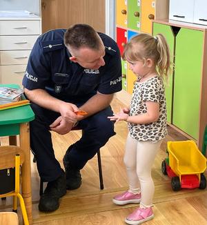 Dzielnicowy w odwiedzinach u przedszkolaków