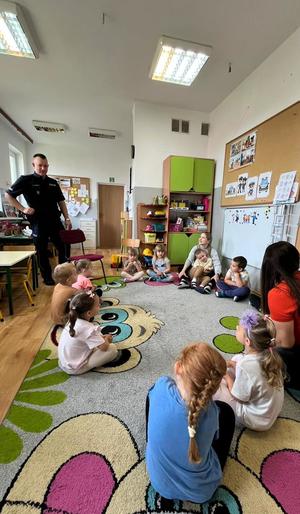 Dzielnicowy w odwiedzinach u przedszkolaków