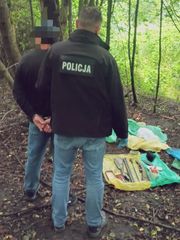 Zatrzymany za przemoc wobec bliskich. Policjanci zabezpieczyli broń zakopaną w lesie