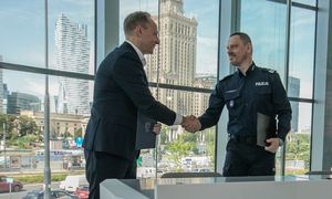 Komendant Główny otrzymuje gratulację od przedstawiciela PKO BP