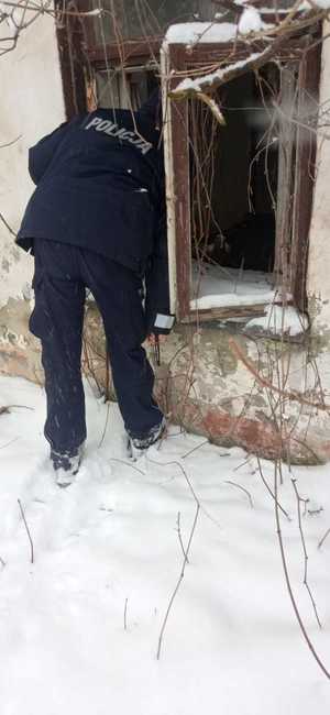 Dzielnicowi sprawdzają pustostany w trosce, by nikt nie zamarzł