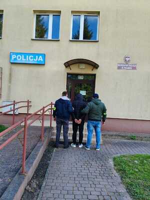 Zniszczyli drzwi, nie unikną odpowiedzialności