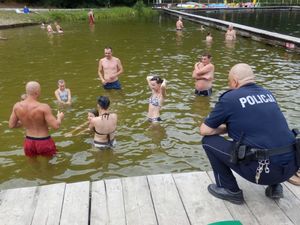 Już pływam z policjantami