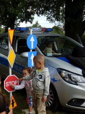 Piknik rodzinny w Rytwianach z udziałem policjantów